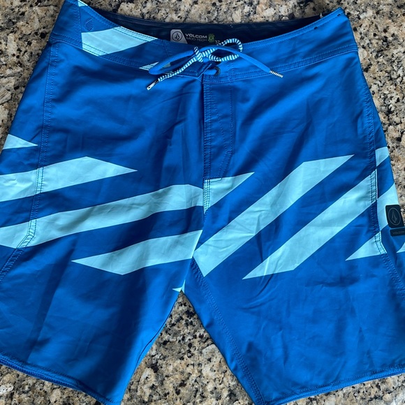 Volcom Mod Tech NWOT Men’s Board Shorts Size 32 - Picture 1 of 8